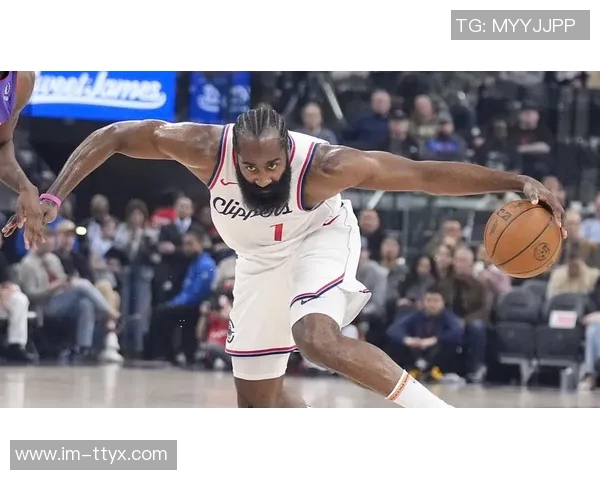 快船客场挑战国王小卡哈登卫衣亮相科林斯酷炫登机照曝光